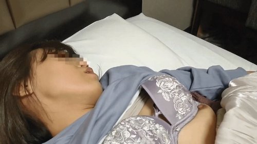 Ibu Voli Disetubuhi Penuh Keringat & Basah Oleh Orang Asing