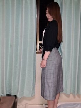 借金まみれのOLが受付で連続中出し四回、汗だく昇天
