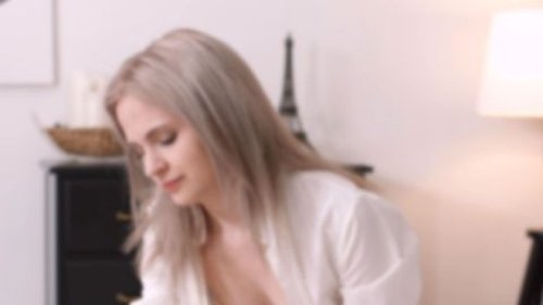 Blonde Mignonne Propose Massage Spa Masculin avec Service Après-Vente Intense